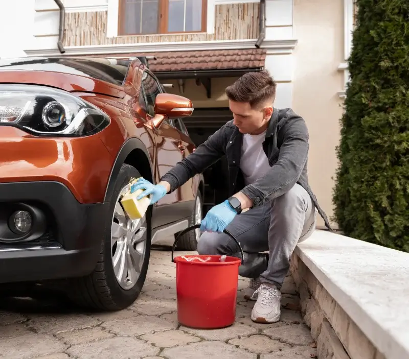 Lavage auto à domicile Laveissière : professionnel intervenant sur un véhicule